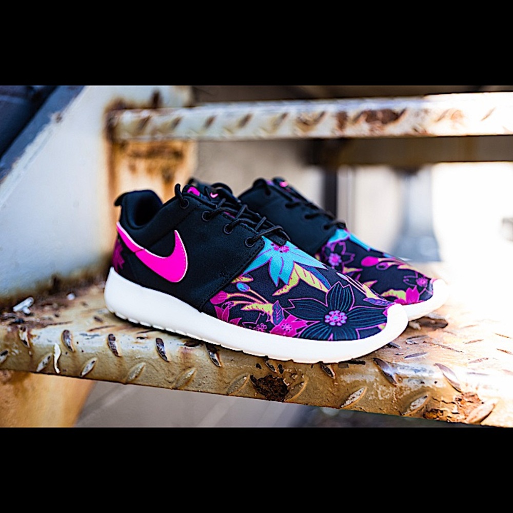 Rare Nike roshe run rosherun Aloha pack flower print black pink blue